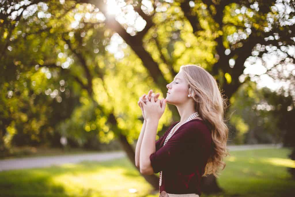 girl praying-what to do when you just want to give up